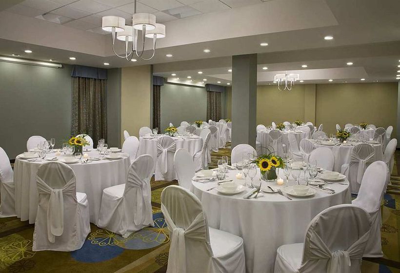 Отель Hilton Garden Inn Toronto City Centre