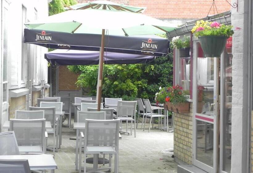 ホテル Hôtel   Restaurant Au Tonnelier