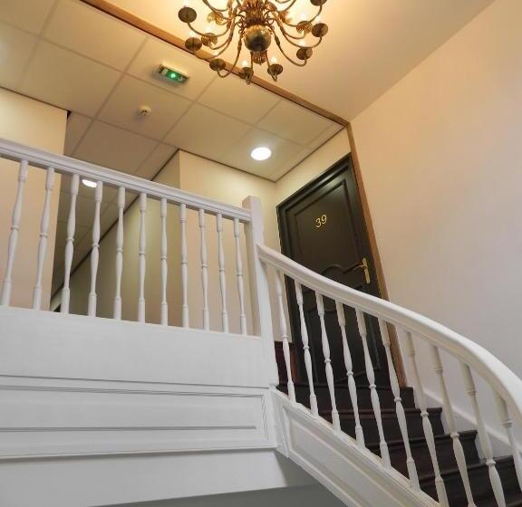 ホテル Hôtel   Restaurant Au Tonnelier