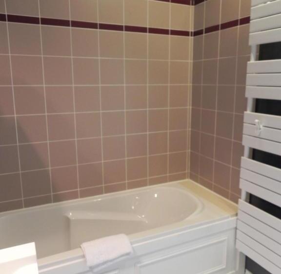 ホテル Hôtel   Restaurant Au Tonnelier