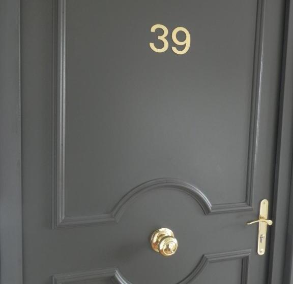 ホテル Hôtel   Restaurant Au Tonnelier