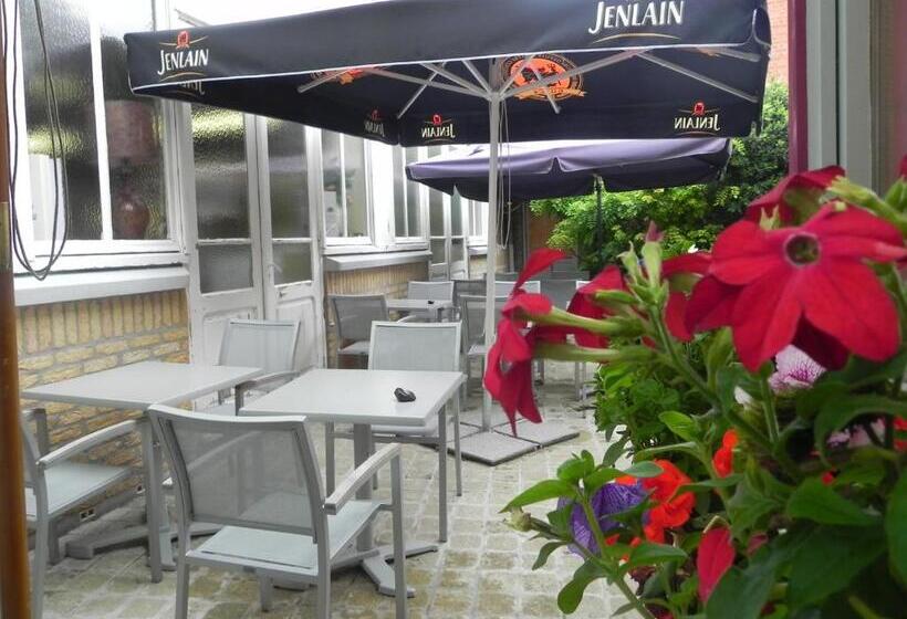 ホテル Hôtel   Restaurant Au Tonnelier