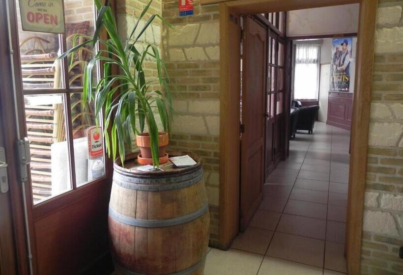 ホテル Hôtel   Restaurant Au Tonnelier