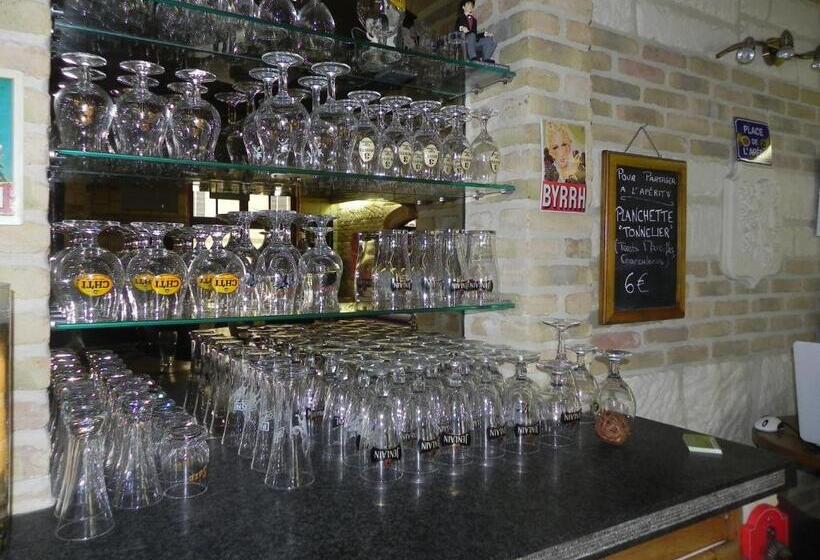 ホテル Hôtel   Restaurant Au Tonnelier