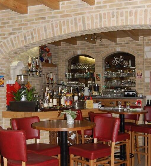 ホテル Hôtel   Restaurant Au Tonnelier