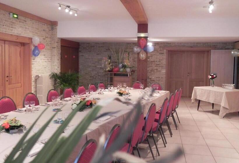 ホテル Hôtel   Restaurant Au Tonnelier