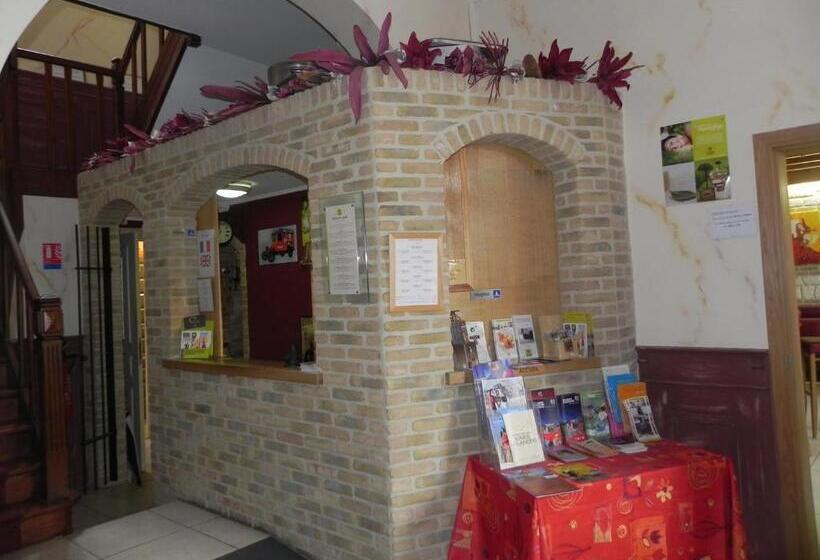 ホテル Hôtel   Restaurant Au Tonnelier