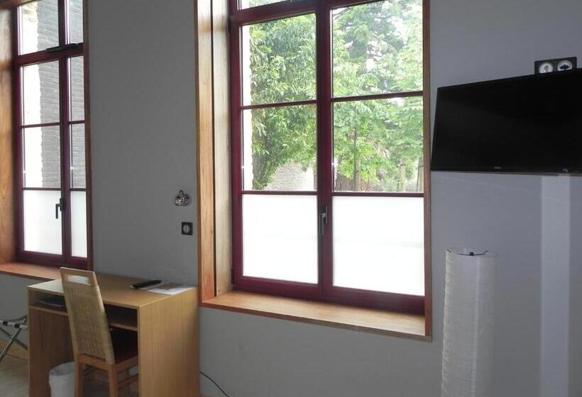 ホテル Hôtel   Restaurant Au Tonnelier