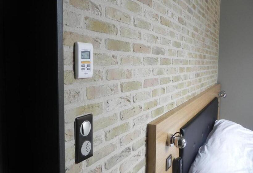 ホテル Hôtel   Restaurant Au Tonnelier