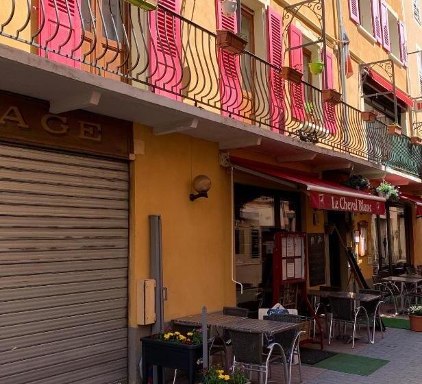 فندق Hôtel Du Cheval Blanc Barcelonnette