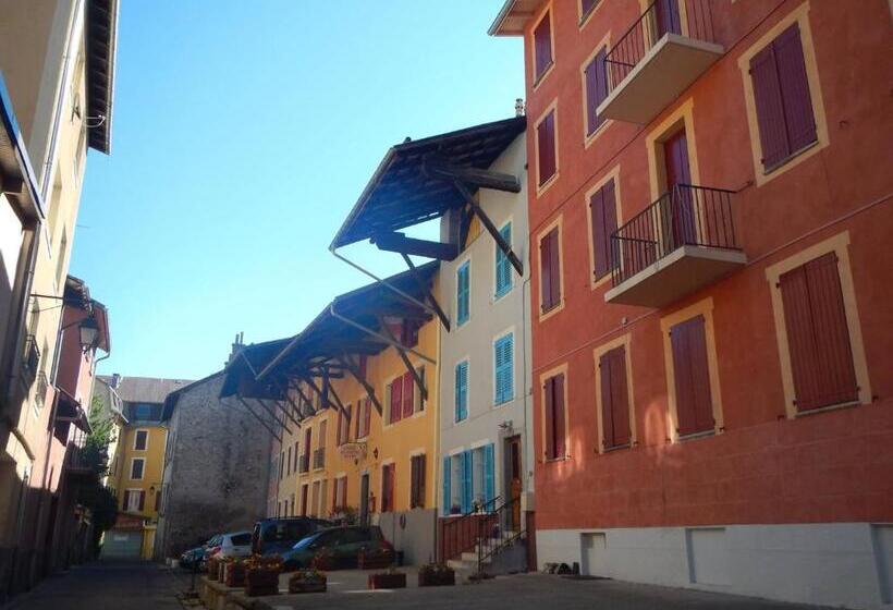 فندق Hôtel Du Cheval Blanc Barcelonnette