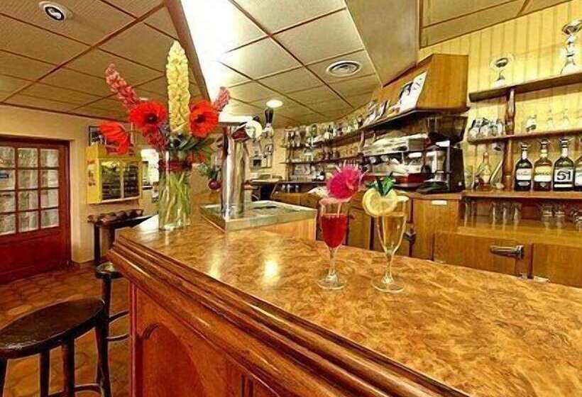 Отель Hôtel Le Portalou