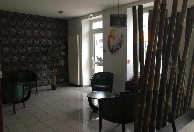 ホテル Hôtel Restaurant La Boule D'or