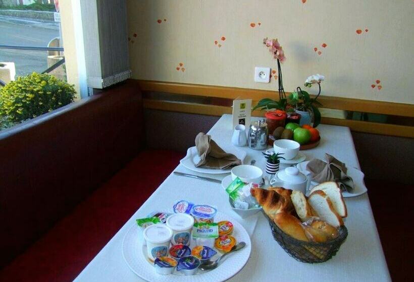 Отель Logis Le Cantarel