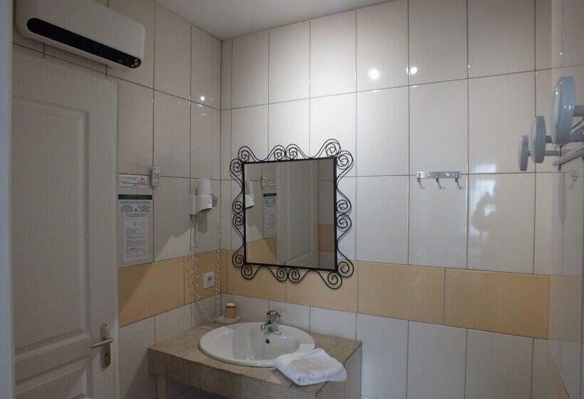 호텔 Logis Hôtel Le Clos Saint Loup