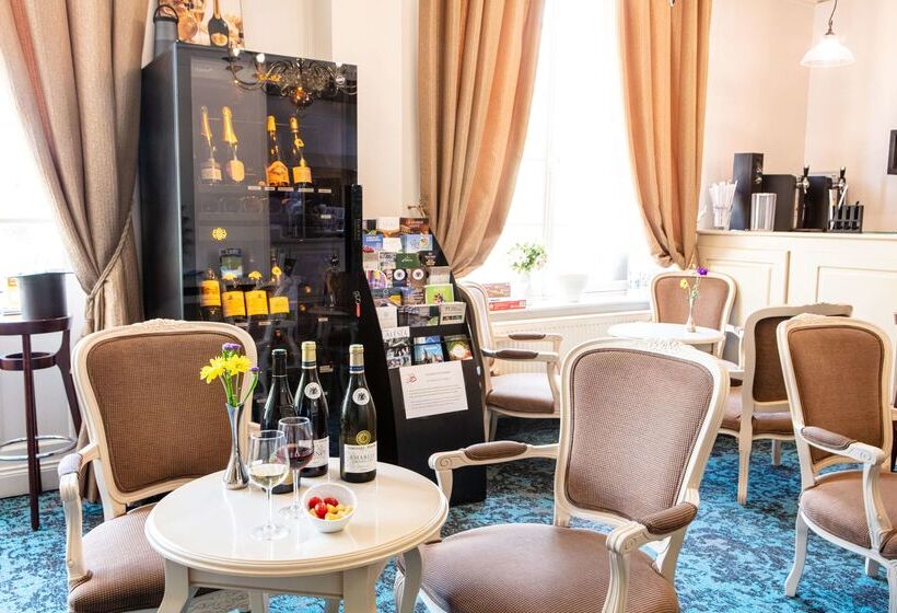 בית מלון כפרי Hôtel Le Maxime   Best Western Signature Collection