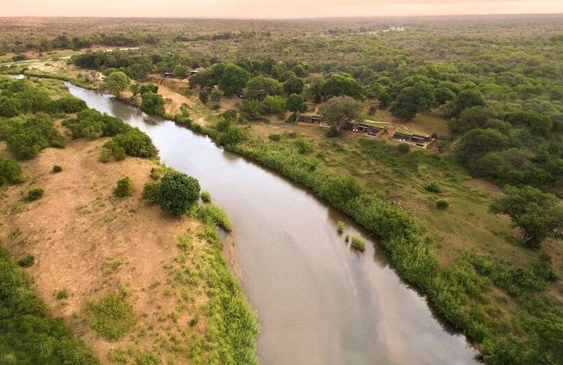 בית מלון כפרי Lion Sands River Lodge
