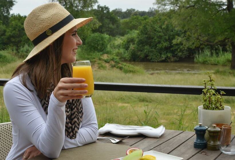 בית מלון כפרי Lion Sands River Lodge