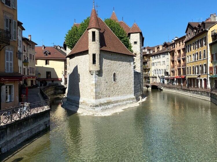 בית מלון כפרי Logis Hôtel Annecy Nord / Argonay