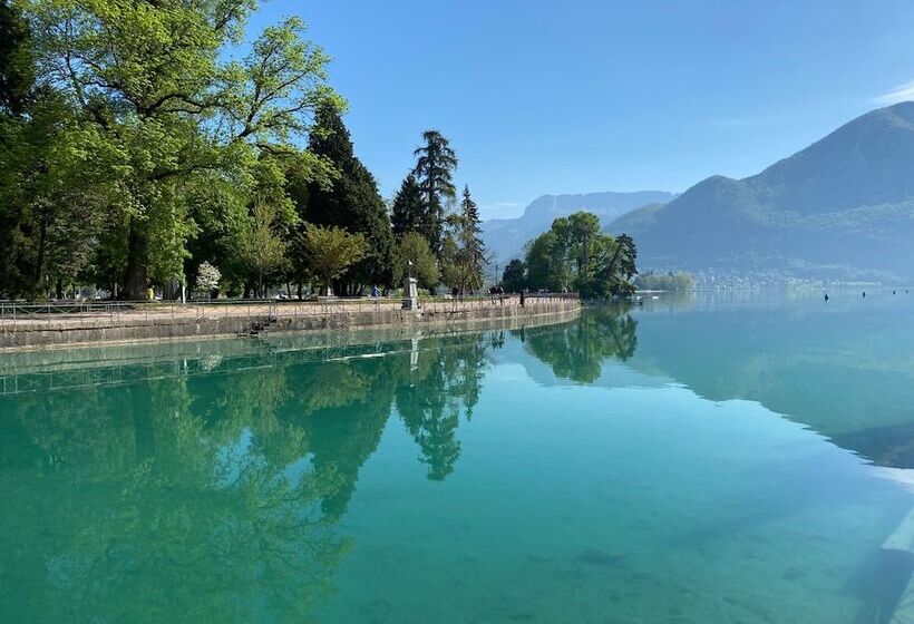 בית מלון כפרי Logis Hôtel Annecy Nord / Argonay