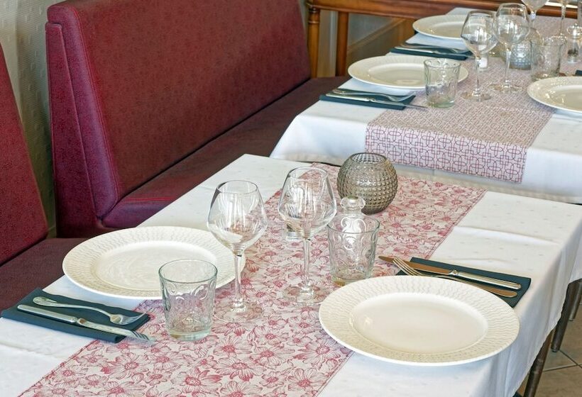 ホテル Contact Hôtel Du Commerce Et Son Restaurant Côte à Côte