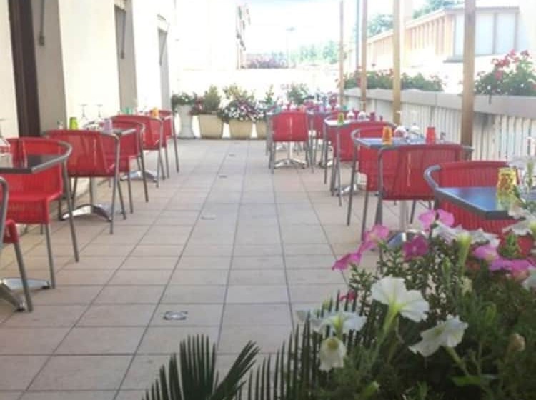 Отель Logis Hôtels Hôtel Et Restaurant Les Cordeliers