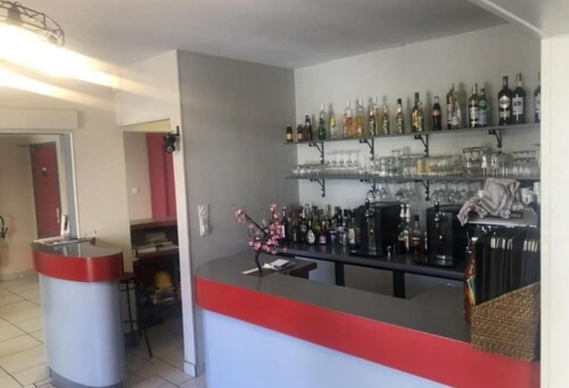 Отель Logis Hôtels Hôtel Et Restaurant Les Cordeliers