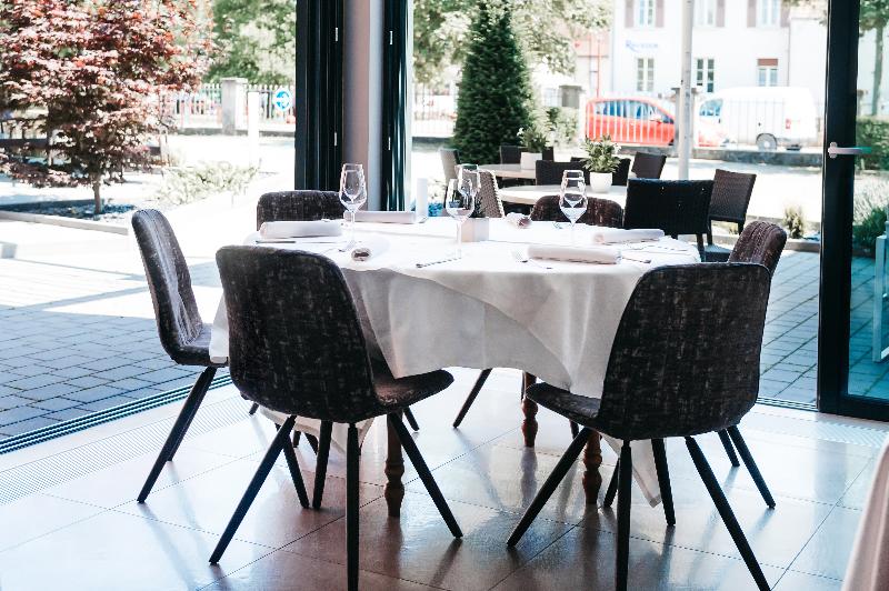 ホテル Logis Hôtel Restaurant Au Lion Rouge