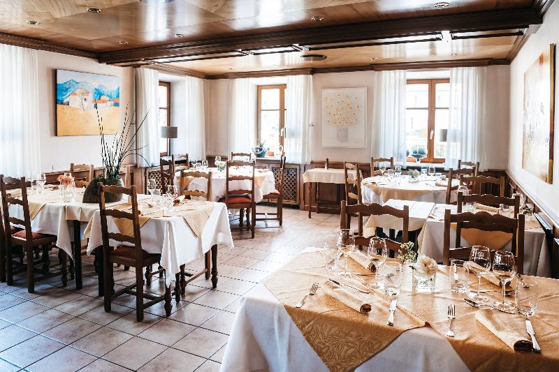 호텔 Logis Hôtel Restaurant Au Lion Rouge