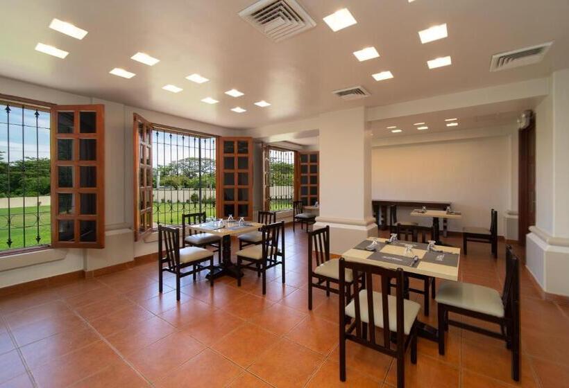 Quality Hotel Real Aeropuerto San Salvador