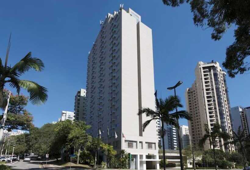 Отель Quality Suites Alphaville