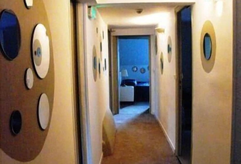 호텔 Logis Hôtel Restaurant Les Capucins