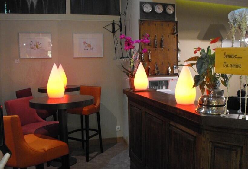 호텔 Logis Hôtel Restaurant Les Capucins