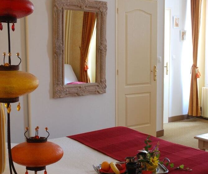 호텔 Logis Hôtel Restaurant Les Capucins