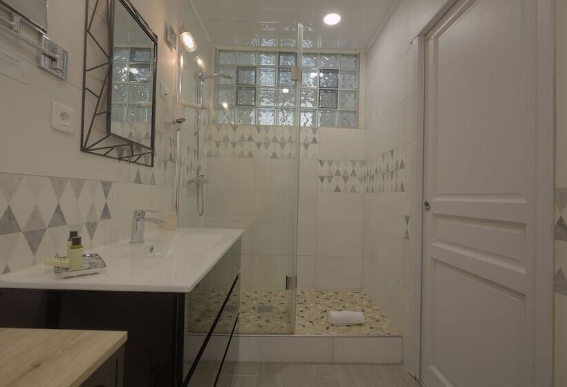 Отель Logis Hôtel Restaurant L Essille