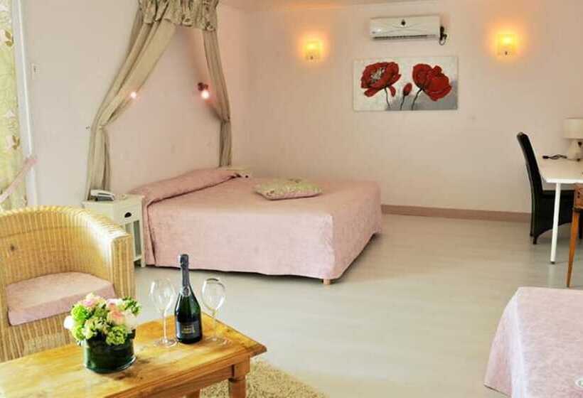 Отель Logis Hôtel Restaurant L Essille