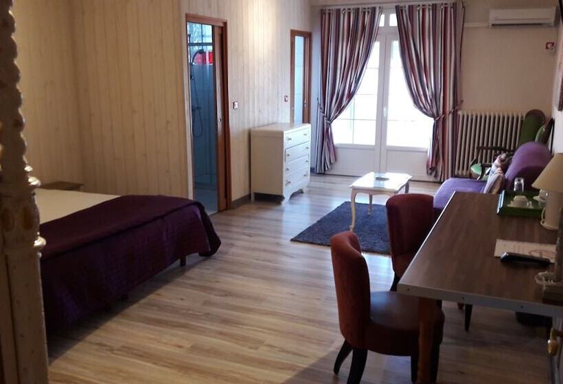 Отель Logis Hôtel Restaurant L Essille