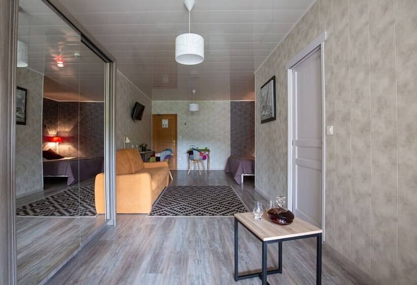 Отель Logis Hôtel Restaurant L Essille