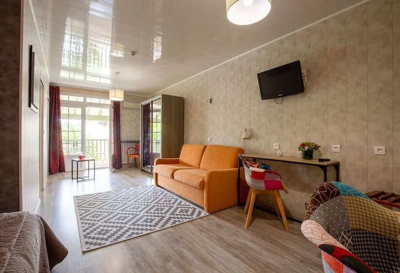 Отель Logis Hôtel Restaurant L Essille