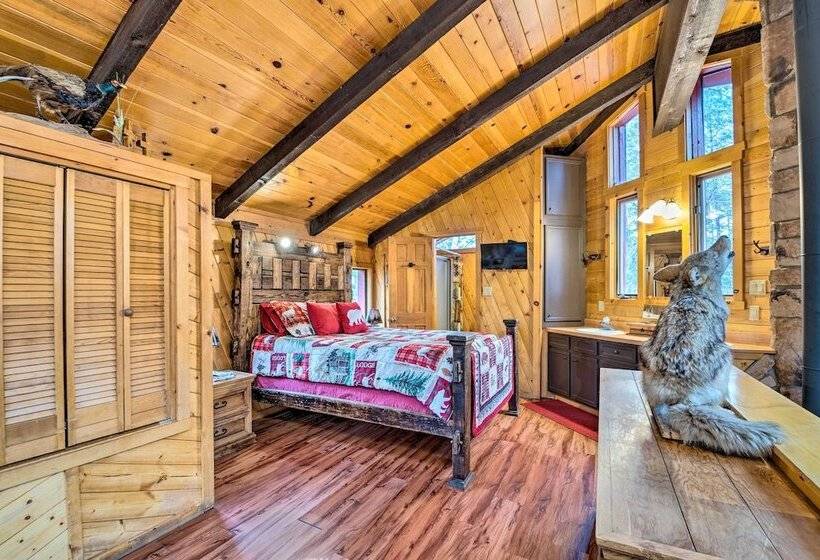 Unique  Bear Country Cabin  In Ruidoso W/ Hot Tub!
