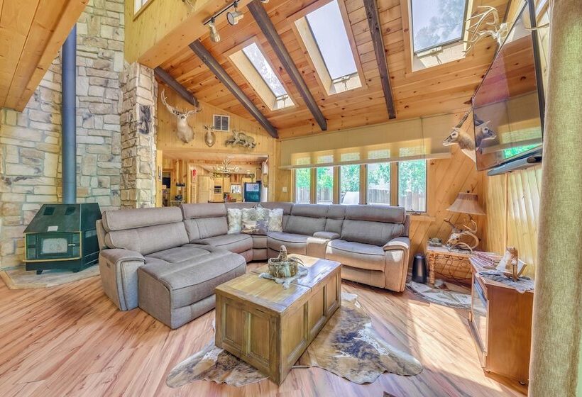 Unique  Bear Country Cabin  In Ruidoso W/ Hot Tub!