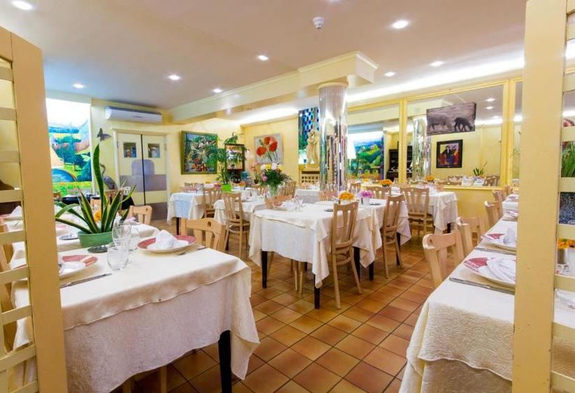 Отель A La Maison Hôtel Restaurant