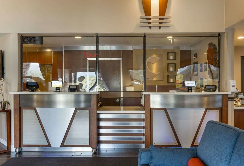 호텔 Comfort Inn & Suites Redwood Country