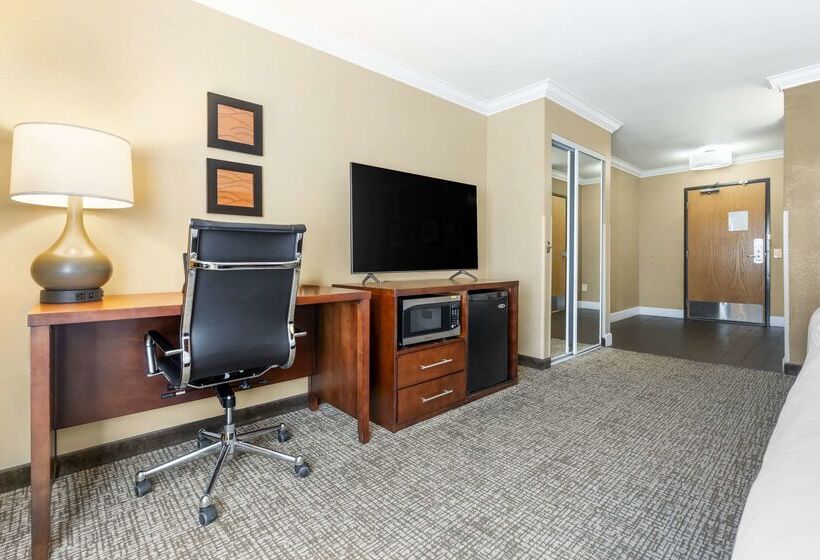 호텔 Comfort Inn & Suites Redwood Country