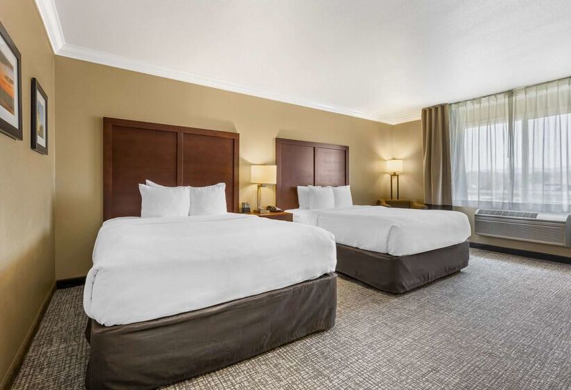 호텔 Comfort Inn & Suites Redwood Country