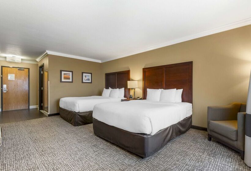 호텔 Comfort Inn & Suites Redwood Country