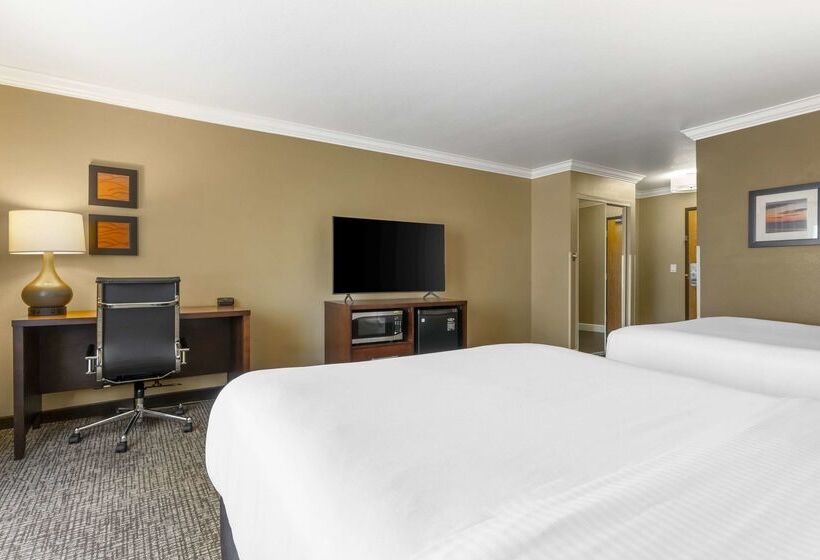 호텔 Comfort Inn & Suites Redwood Country