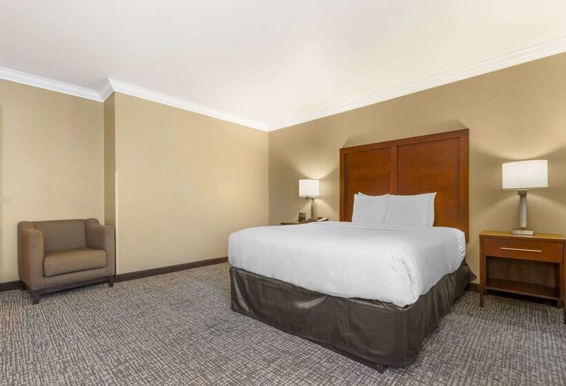 호텔 Comfort Inn & Suites Redwood Country