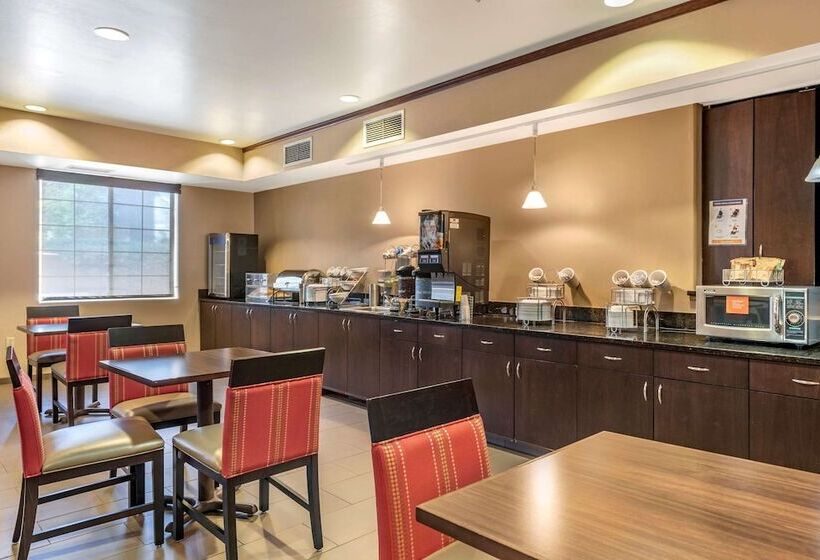 فندق Comfort Suites