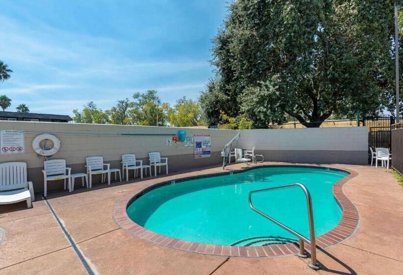 فندق Comfort Suites Downtown Sacramento